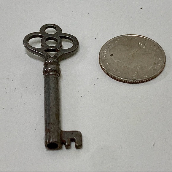 Early 20th Century Antique Hollow Barrel Skeleton Key - Picture 2 of 9